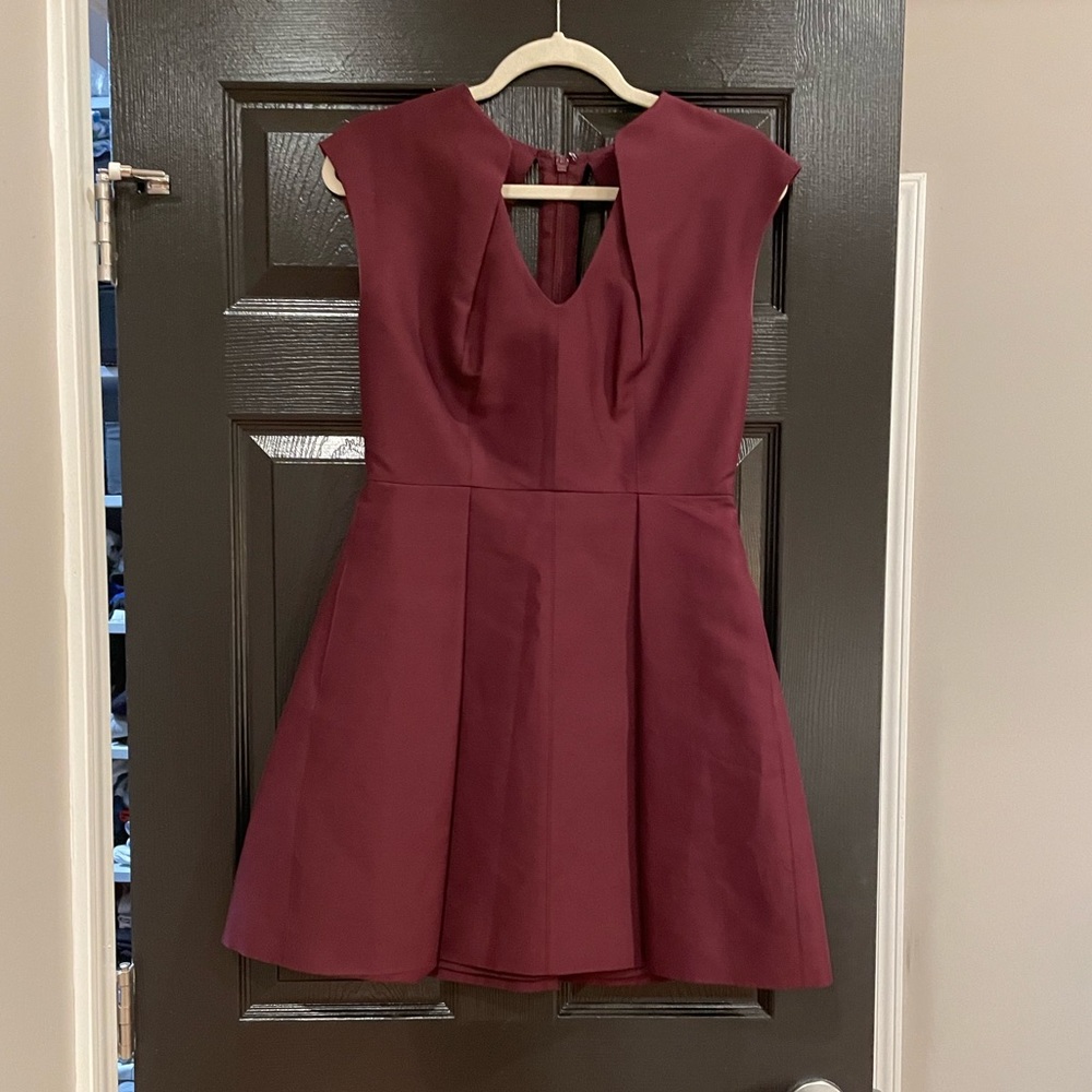 Halston Heritage burgundy sleeveless vneck dress size 4